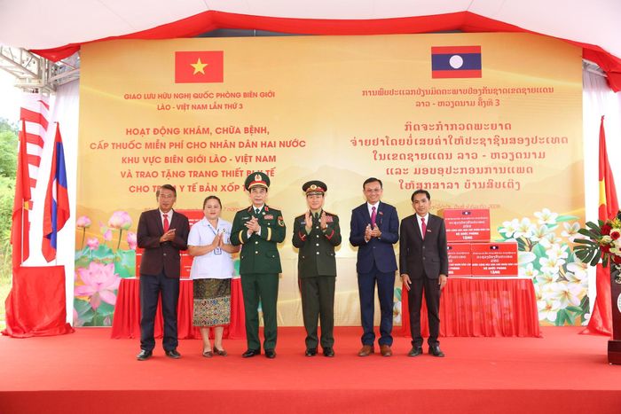 Khám bệnh, cấp phát thuốc miễn phí cho người dân tỉnh Bolikhamxay, Lào. Ảnh: Khánh Toàn