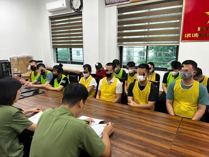 Các đối tượng tại cơ quan công an. Ảnh: Đức tâm