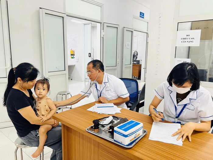 Đội ngũ y, bác sĩ của Trạm y tế xã Hồng Sơn khám sức khỏe cho người dân. Ảnh: Nguyễn Cường
