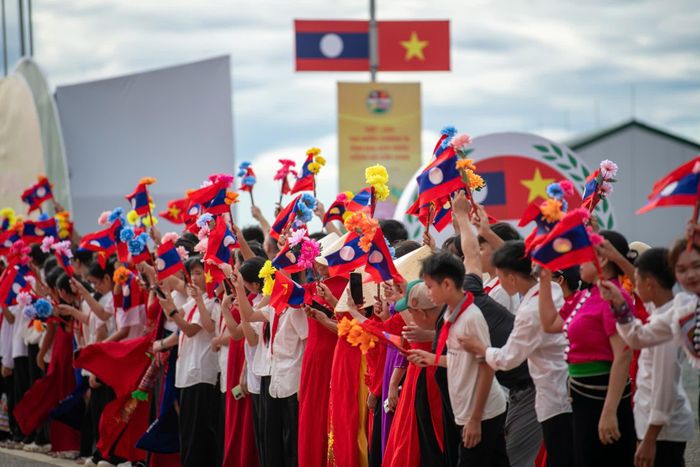Đông đảo nhân dân tỉnh Nghệ An và nhân dân tỉnh Bolikhamxay (Lào) có mặt từ sớm chào đón các đại biểu tham dự chương trình giao lưu. Ảnh: Nam Trần