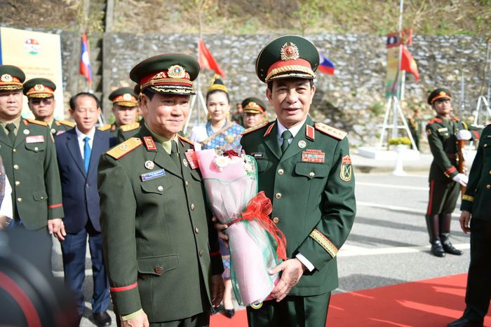 Đại tướng Khamliang Outhakaysone tặng hoa chào mừng Đại tướng Phan Văn Giang. Ảnh: Nam Trần