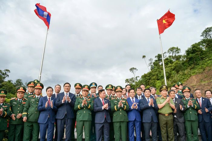 Đoàn đại biểu cấp cao Bộ Quốc phòng hai nước dự các hoạt động trong khuôn khổ chương trình tại Lào. Ảnh: Nam Trần