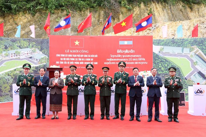 Đoàn đại biểu hai nước thực hiện nghi Lễ khởi công công trình Trạm phối hợp công tác, Đại đội Biên phòng 252 (Bộ Chỉ huy Quân sự tỉnh Bolikhamxay). Ảnh: Giang Phan