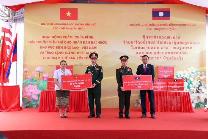 Khám bệnh, cấp phát thuốc miễn phí cho người dân tỉnh Bolikhamxay, Lào. Ảnh: Giang Phan