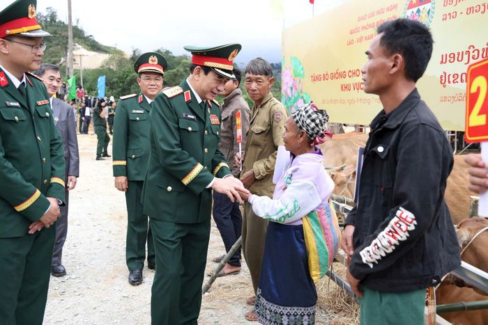 Đại tướng Phan Văn Giang và Đại tướng Khamliang Outhakaysone cùng Đoàn công tác Bộ Quốc phòng hai nước tặng bò giống cho nhân dân biên giới nước Cộng hòa Dân chủ Nhân dân Lào trong Chương trình Giao lưu hữu nghị Quốc phòng biên giới Việt Nam - Lào lần thứ ba. Ảnh: Giang Phan
