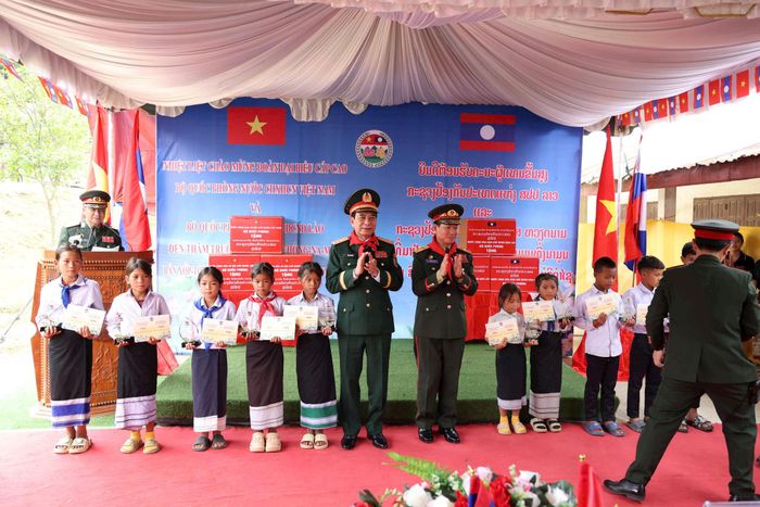 Đại tướng Phan Văn Giang và Đại tướng Khamliang Outhakaysone tham dự các hoạt động trong Chương trình Giao lưu hữu nghị Quốc phòng biên giới Việt Nam - Lào lần thứ ba. Ảnh: Giang Phan