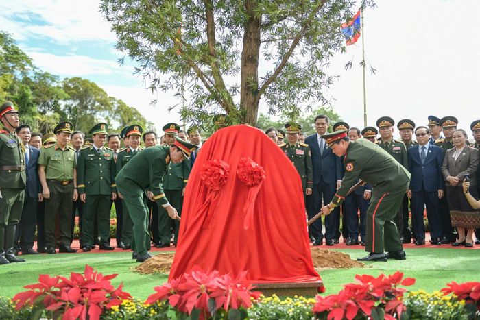 Bộ trưởng Bộ Quốc phòng Việt Nam và Lào trồng cây hữu nghị. Ảnh: Nam Trần