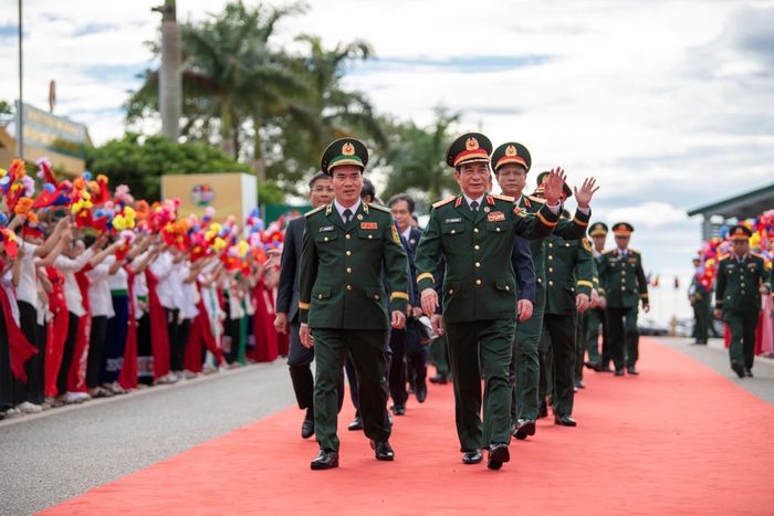 Đoàn đại biểu cấp cao Bộ Quốc phòng Việt Nam do Đại tướng Phan Văn Giang làm Trưởng đoàn sang Lào tham dự các hoạt động trong khuôn khổ chương trình giao lưu. Ảnh: Nam Trần