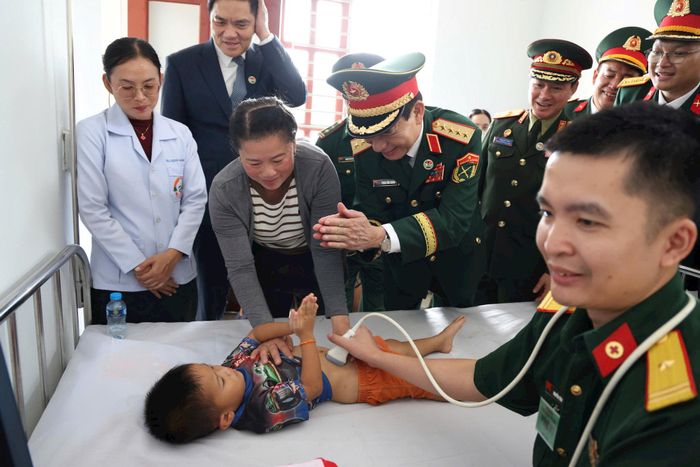 Khám bệnh, cấp phát thuốc miễn phí cho người dân tỉnh Bolikhamxay, Lào. Ảnh: Giang Phan