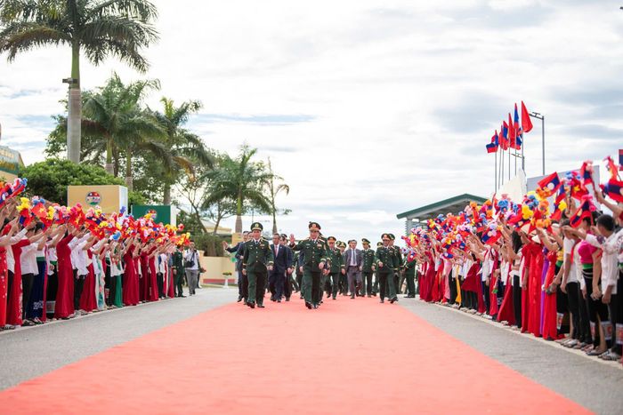 Đoàn đại biểu cấp cao Bộ Quốc phòng Việt Nam do Đại tướng Phan Văn Giang làm Trưởng đoàn sang Lào tham dự các hoạt động trong khuôn khổ chương trình giao lưu. Ảnh: Nam Trần