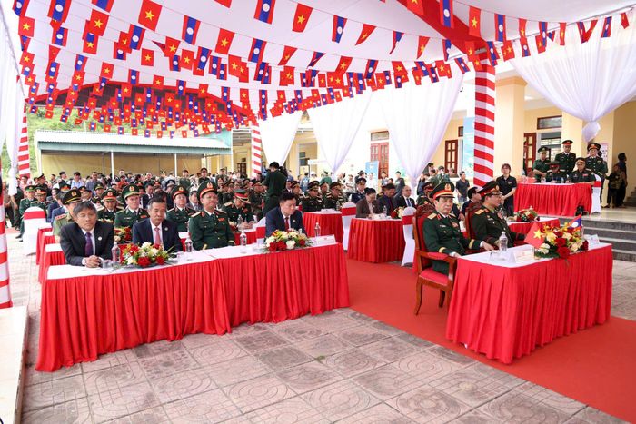 Khám bệnh, cấp phát thuốc miễn phí cho người dân tỉnh Bolikhamxay, Lào. Ảnh: Giang Phan