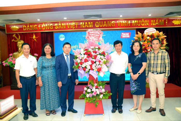 Lãnh đạo Viện Nghiên cứu Pháp luật và Kinh tế ASEAN tặng hoa chúc mừng tân Tổng biên tập.