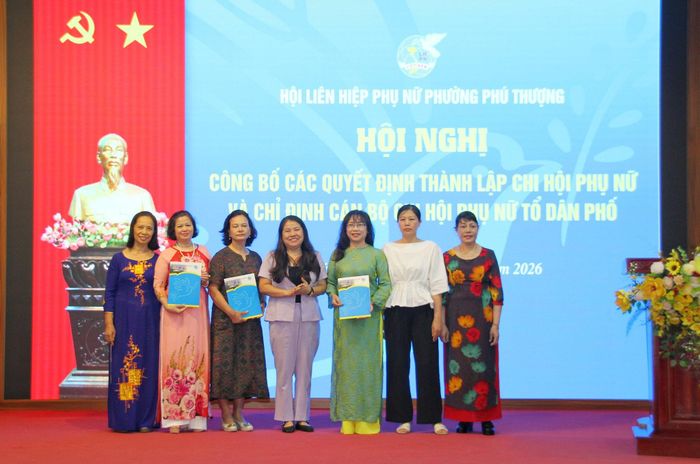 Chủ tịch Ủy ban MTTQ Việt Nam phường Phú Thượng Trương Tú Uyên trao quyết định thành lập cho các chi hội phụ nữ mới. Ảnh: Cao Kỳ