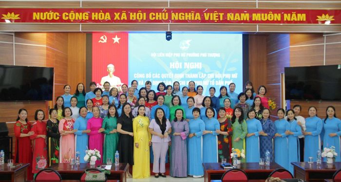 Hội LHPN phường Phú Thượng ra mắt 16 chi hội phụ nữ tổ dân phố sau sắp xếp. Ảnh: Cao Kỳ