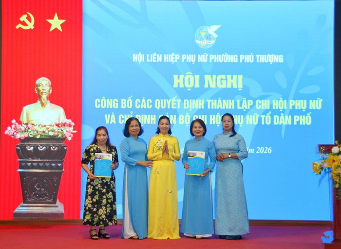 Chủ tịch Hội LHPN phường Phú Thượng Đỗ Thị Phương Lân trao quyết định thành lập cho các chi hội phụ nữ mới. Ảnh: Cao Kỳ