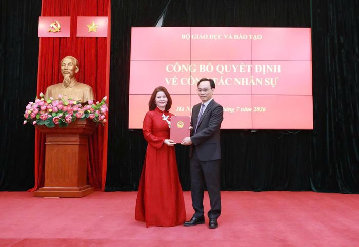 Bộ trưởng Bộ Giáo dục và Đào tạo Hoàng Minh Sơn trao quyết định bổ nhiệm Phó Giáo sư, tiến sĩ Nguyễn Thị Thu Hằng giữ chức vụ Giám đốc Học viện Quản lý Giáo dục. Ảnh: ĐT