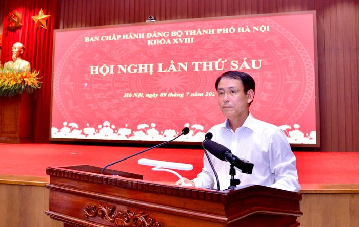 Phó Bí thư Thường trực Thành ủy Hà Nội Nguyễn Trọng Đông trình bày dự thảo sửa đổi, bổ sung Quy chế làm việc của Ban Chấp hành Đảng bộ thành phố, Ban Thường vụ Thành ủy, Thường trực Thành ủy khóa XVIII. Ảnh: Thành Thái