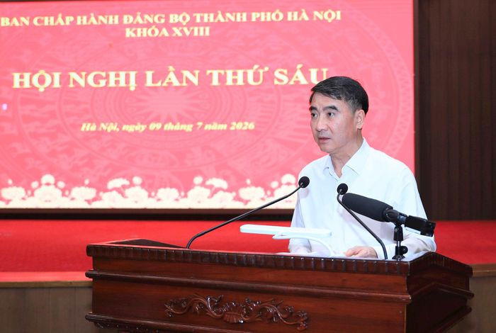 Phó Chủ tịch UBND thành phố Nguyễn Xuân Lưu trình bày tờ trình về định hướng Kế hoạch đầu tư công năm 2027 của thành phố Hà Nội. Ảnh: Thành Thái