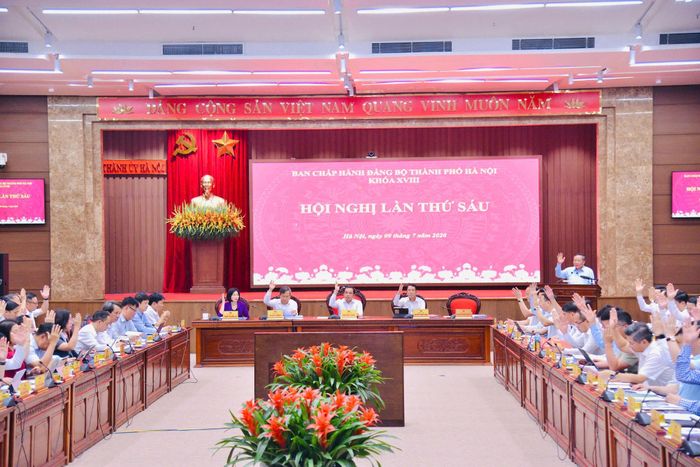Các đại biểu biểu quyết thông qua chương trình hội nghị. Ảnh: Thành Thái
