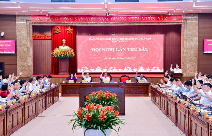 Các đại biểu biểu quyết thông qua Nghị quyết Hội nghị lần thứ sáu Ban Chấp hành Đảng bộ thành phố Hà Nội khóa XVIII. Ảnh: Thành Thái