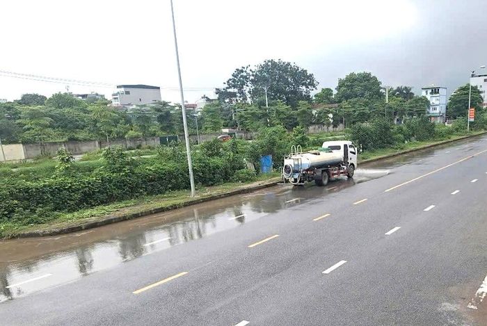 Đơn vị thi công xịt rửa đường Bờ Kênh chiều 9-7. Ảnh: Hy Ninh