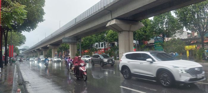 Hà Nội mưa về chiều tối và đêm, đề phòng úng ngập một số tuyến phố. Ảnh: Bảo Châu