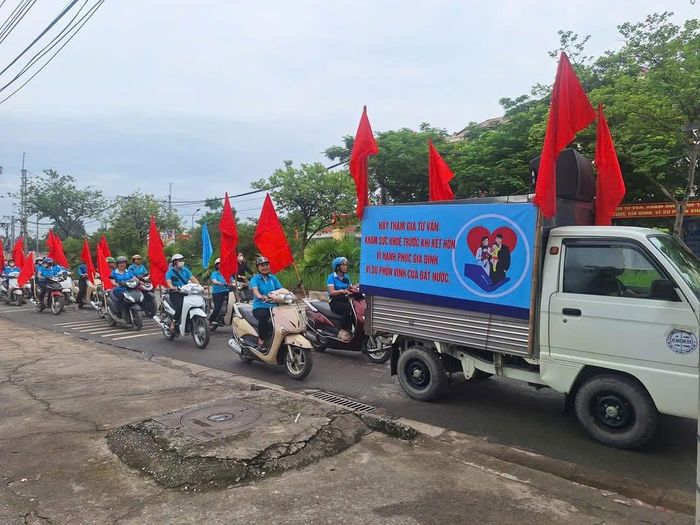 Đội tuyên truyền lưu động diễu hành trên các trục đường chính của xã Ngọc Hồi. Ảnh: PV