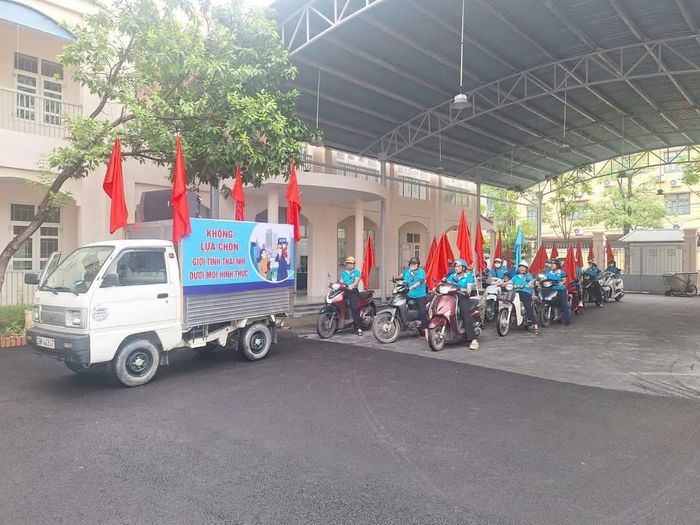 Trạm Y tế xã Ngọc Hồi tổ chức tuyên truyền lưu động trên địa bàn. Ảnh: PV