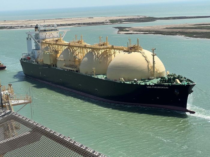 Tàu chở khí tự nhiên hóa lỏng (LNG) Fukurokuju. Nguồn: Blake Wright.