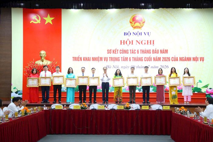 Vụ Chính quyền địa phương đón nhận Cờ Thi đua và nhiều tập thể, cá nhân nhận Bằng khen của Thủ tướng Chính phủ. Ảnh: PV