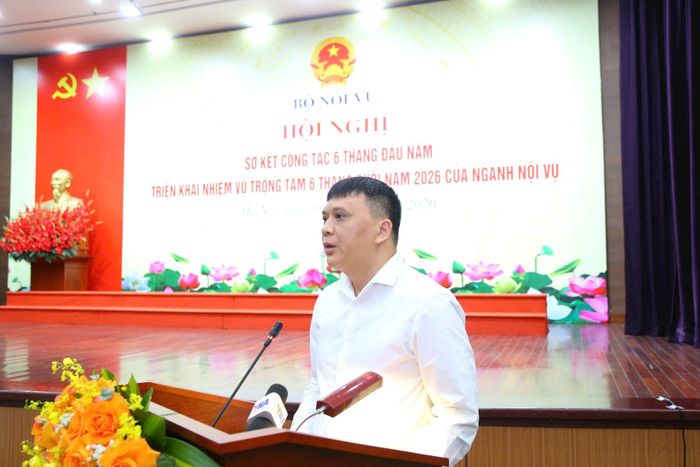 Giám đốc Sở Nội vụ Hà Nội Nguyễn Minh Long nêu ý kiến tham luận. Ảnh: PV
