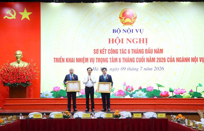 Bộ trưởng Bộ Nội vụ Đỗ Thanh Bình thừa ủy quyền của Chủ tịch nước trao Huân chương Lao động hạng Nhì tặng 2 cá nhân. Ảnh: PV