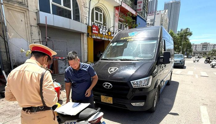 Đội Cảnh sát giao thông số 7, Phòng Cảnh sát giao thông, Công an thành phố Hà Nội xử lý vi phạm tại 18 Vũ Trọng Khánh, phường Hà Đông. Ảnh: PV