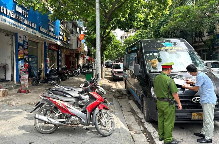 Công an phường Bạch Mai yêu cầu doanh nghiệp ký cam kết chấp hành nghiêm các quy định của pháp luật. Ảnh: Trọng Nguyễn
