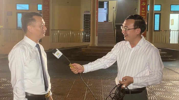 Chủ tịch Ủy ban MTTQ Việt Nam xã Dân Hòa Trần Thế Anh trao đổi từ điểm cầu xã Dân Hòa. Ảnh: PV