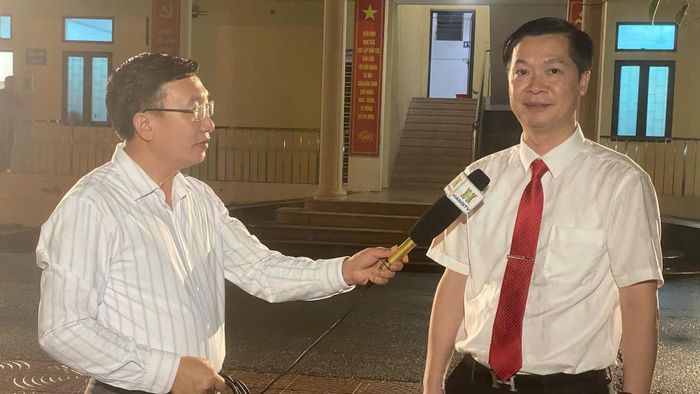 Phó Bí thư Đảng ủy, Chủ tịch UBND xã Dân Hòa Đình Hữu Bình trao đổi từ điểm cầu xã Dân Hòa. Ảnh: PV