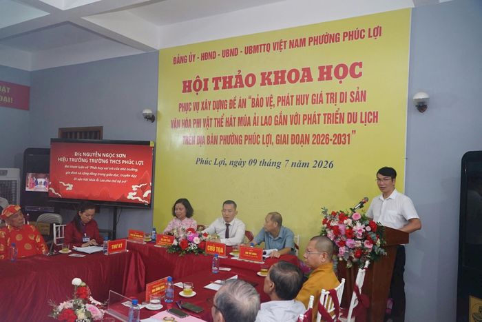 Các đại biểu đóng góp tham luận về bảo vệ và phát huy giá trị di sản hát múa Ải Lao. Ảnh: Nguyễn Bình