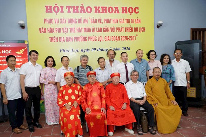 Đại biểu, nhà khoa học chụp ảnh lưu niệm với các cụ cao niên phường Phúc Lợi. Ảnh: Nguyễn Bình