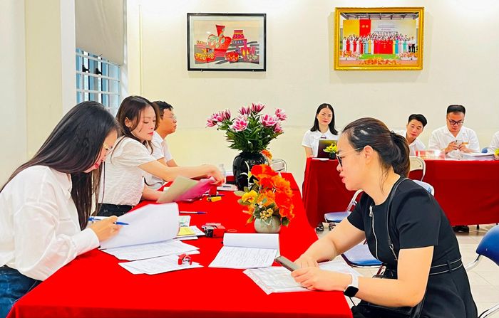 Trường THCS Khương Mai tận tình, chu đáo trong hỗ trợ phụ huynh đăng ký tuyển sinh. Ảnh: Nam Du