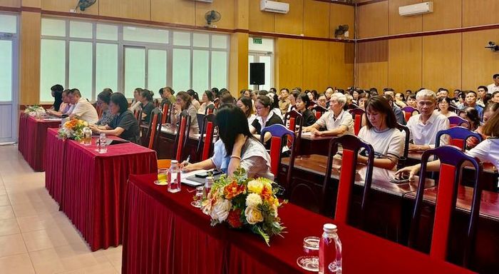 Đại diện các doanh nghiệp, người dân đặt câu hỏi về những quy định liên quan đến thủ tục hành chính. Ảnh: TA