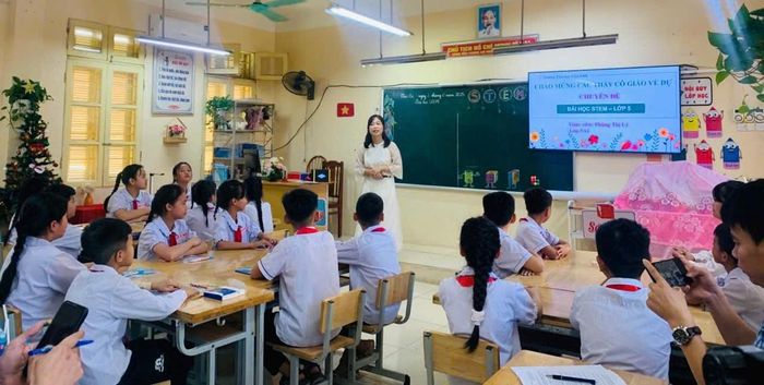 Buổi sinh hoạt chuyên môn liên trường với chuyên đề môn Toán - bài học STEM lớp 5 được tổ chức tại Trường Tiểu học Cẩm Lĩnh. Ảnh: Khương Tuấn