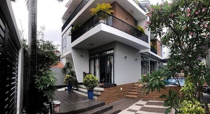 Căn biệt thự được thiết kế sang trọng với gam màu trắng - đen chủ đạo, cây cối bao quanh, nằm ở khu Thảo Điền quận 2. Biệt thự 3 mặt tiền nằm ở vị trí cực đẹp ngay gần bên con sông Sài Gòn có diện tích khoảng 500m2. Bên trong biệt thự còn có một khu vườn nhỏ được đích thân nữ diễn viên chăm sóc hằng ngày.