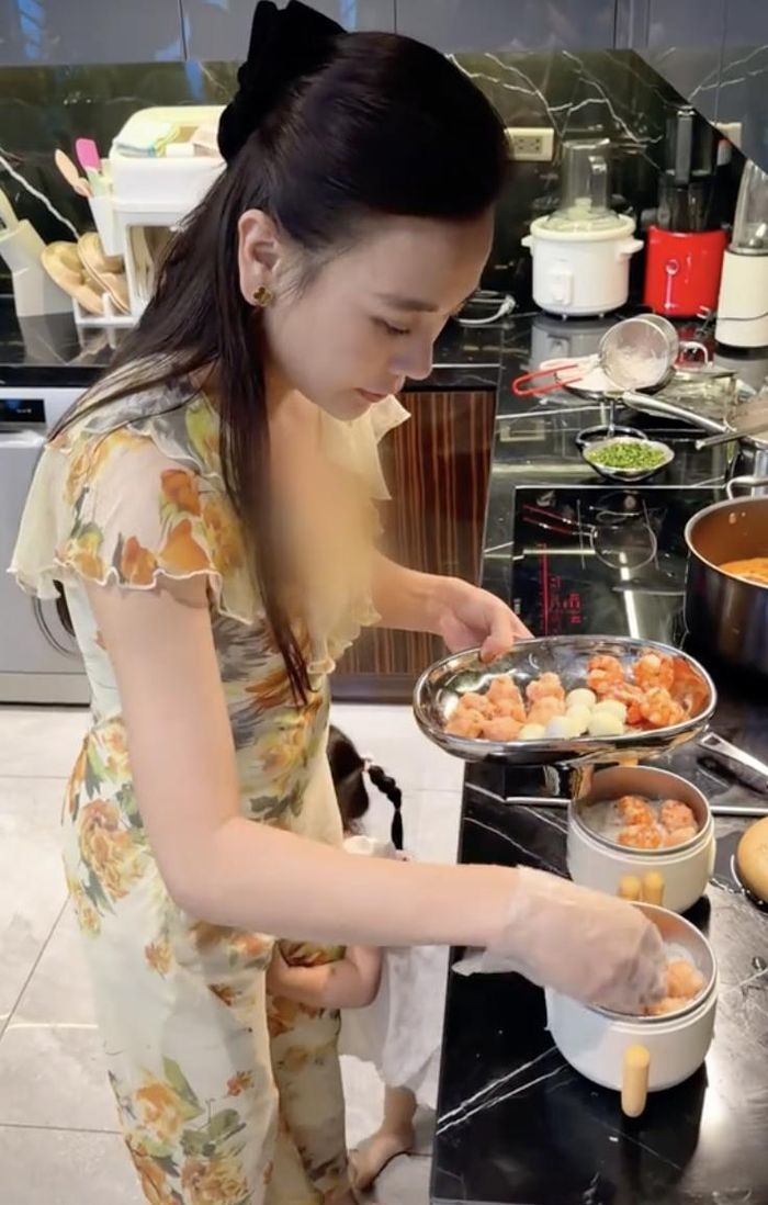 Không chỉ chăm chút cho từng món ăn, Phương Oanh còn xem việc vào bếp là cơ hội để các con trải nghiệm và học hỏi. Ở tuổi lên hai, Jimmy và Jenny thường theo mẹ xuống bếp, khi thì quấn quýt bên mẹ lúc chuẩn bị nguyên liệu, khi lại hào hứng trở thành những "phụ bếp nhí" dưới sự hướng dẫn của mẹ.