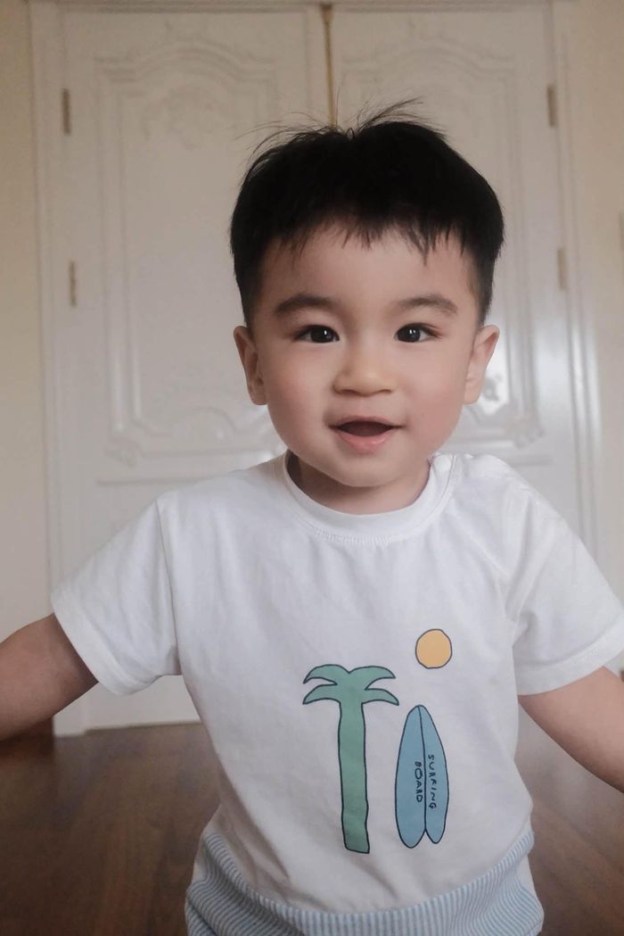 Ở tuổi 14 tháng, Panda không chỉ lớn lên từng ngày mà còn trở thành niềm vui và nguồn cảm hứng đặc biệt trong cuộc sống của Mai Ngọc. Qua từng bức ảnh, người hâm mộ cũng cảm nhận được niềm hạnh phúc của nữ MC khi chứng kiến con trai trưởng thành từng ngày.