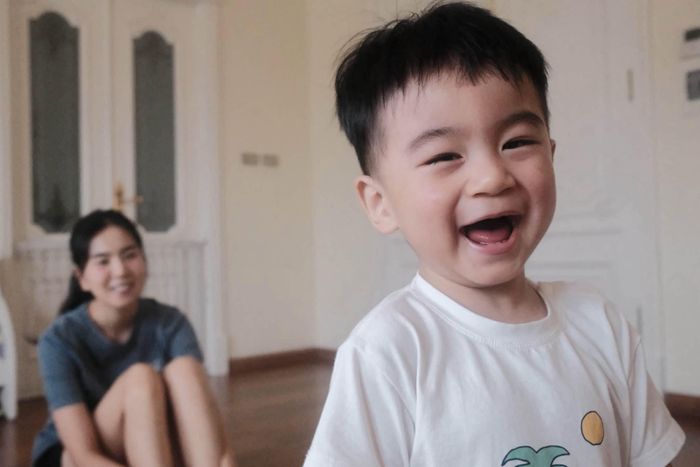Kèm theo loạt ảnh, Mai Ngọc xúc động viết: "Panda 14 tháng tuổi. Nhanh quá, mới ngày nào 3 tháng tuổi, con chụp bộ đầu tiên, giờ đã chạy loăng quăng. Người bảo em giống bố, người bảo em giống mẹ, giống ai thì em cũng là 'cục quậy siêu hài' mẹ yêu nhất đời".