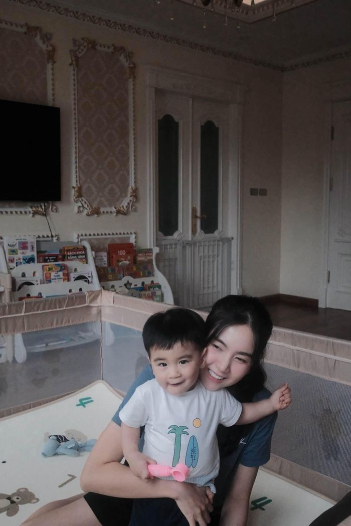 Theo Mai Ngọc, giai đoạn từ 0 đến 3 tuổi là khoảng thời gian đặc biệt quan trọng đối với sự phát triển của trẻ nên cô không muốn bỏ lỡ bất kỳ khoảnh khắc nào.