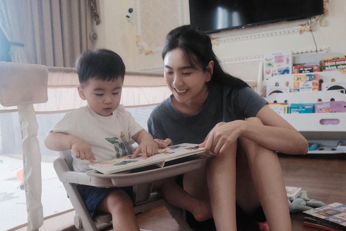 "Khi em bé 2 tuổi và đi học thì tôi sẽ quay trở lại. Chắc cũng chỉ khoảng nửa năm nữa thôi, thời gian trôi nhanh lắm. Khi con bước sang giai đoạn mới, tôi sẽ bắt đầu với những dự án công việc đã ấp ủ", Mai Ngọc chia sẻ.