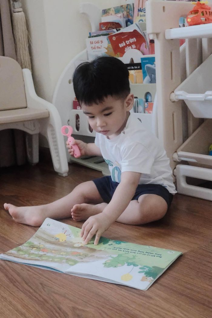 Không chỉ chăm sóc từng giấc ngủ, Mai Ngọc còn xây dựng cho Panda nếp sinh hoạt khoa học, khuyến khích tiếp xúc với sách và các hoạt động khám phá phù hợp với tuổi. Chính vì vậy, con trai Mai Ngọc được nhiều người nhận xét ngày càng lanh lợi, khỏe mạnh và phát triển tốt.