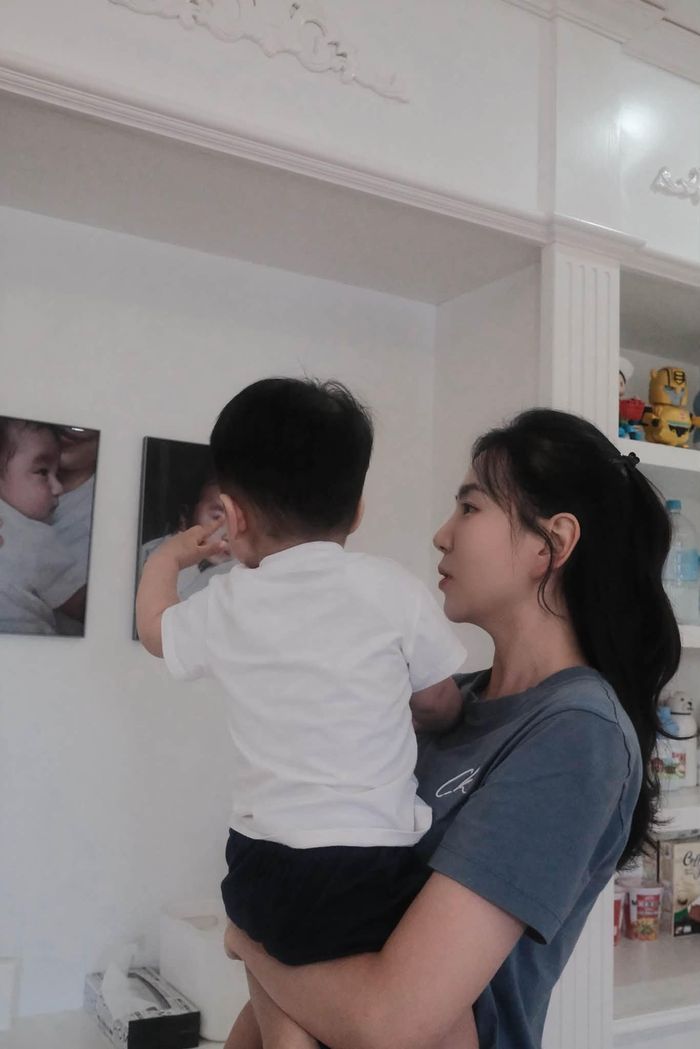 Đáng chú ý, trong bộ ảnh 14 tháng tuổi, MC Mai Ngọc cùng bé Panda chụp hình bên cạnh bộ ảnh con hồi 3 tháng tuổi. Mai Ngọc hài hước tiết lộ: "Không biết có hiểu không mà ối, á ghê lắm". 