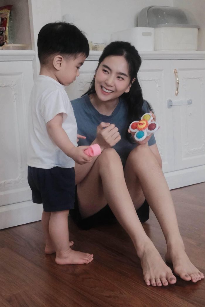 Kể từ khi sinh con đầu lòng, Mai Ngọc thường xuyên chia sẻ hành trình nuôi dạy Panda trên mạng xã hội. Trong một bài phỏng vấn với Gia đình &amp; Xã hội, nữ MC cho biết cô chủ động tạm gác công việc để dành toàn bộ thời gian đồng hành cùng con trong những năm tháng đầu đời. 